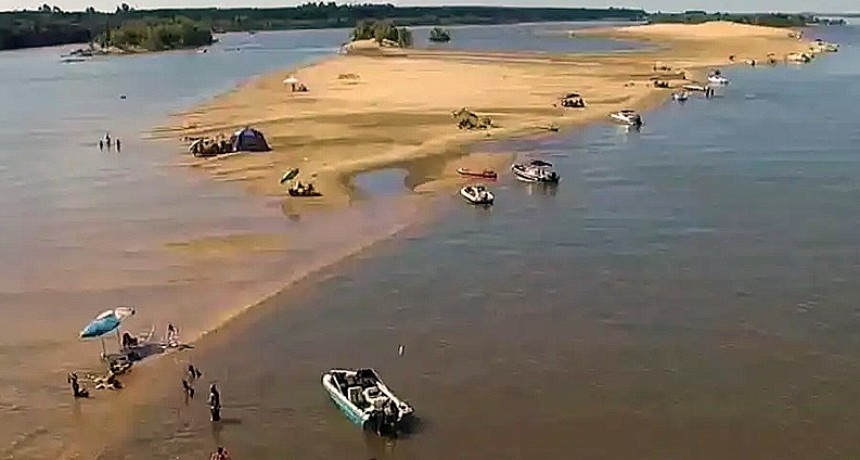 - RADIOKTUBRE INFO…….. VOLCÓ UNA LANCHA EN EL PARANÁ CON OCHO PERSONAS DOS SON BUSCADOS   …… Por Simòn Suarez