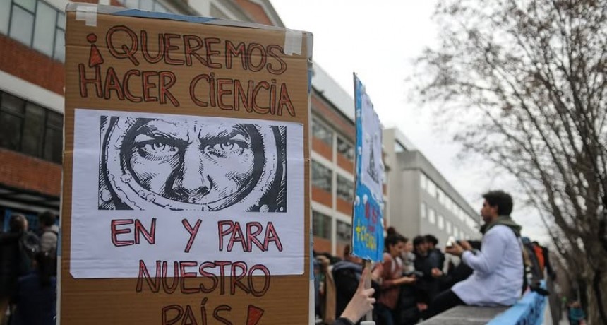 RADIOKTUBRE INFO……..  ELFUTURO DE LAS INIVERSIDADES PENDE DE UN HILO  …… Por Simòn Suarez.